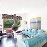 Sunshine, Stylish 4bdr With Pool, Close To Fig Tree Villa *