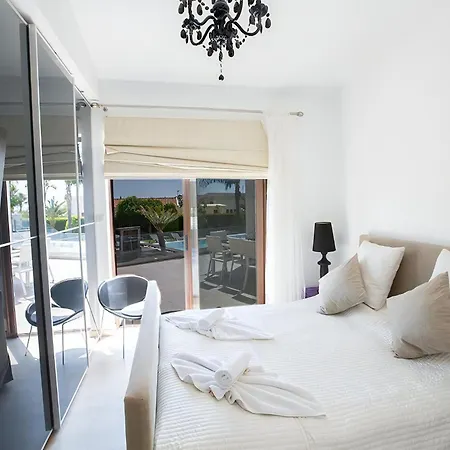 Sunshine, Stylish 4bdr With Pool, Close To Fig Tree Bay Протарас
