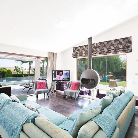 Sunshine, Stylish 4bdr With Pool, Close To Fig Tree Protaras