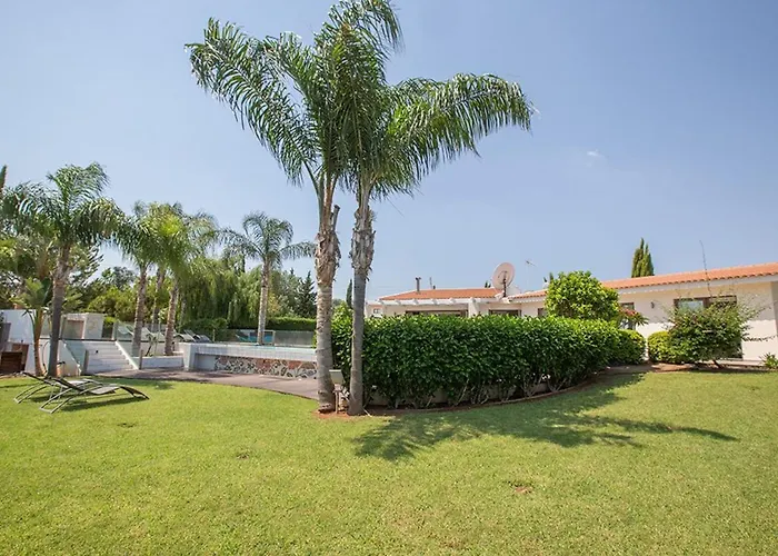 Sunshine, Stylish 4bdr With Pool, Close To Fig Tree Vila Protaras