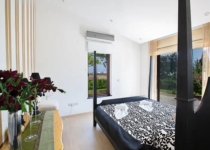 Vila Sunshine, Stylish 4bdr With Pool, Close To Fig Tree Protaras