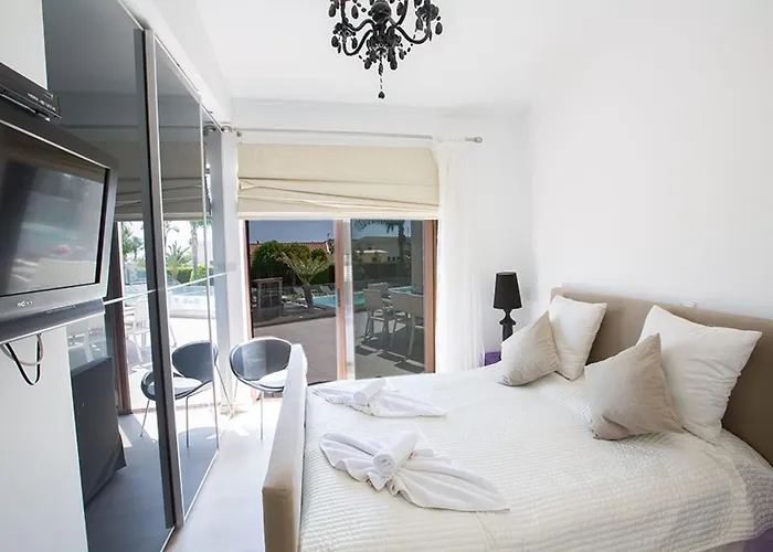 Sunshine, Stylish 4bdr With Pool, Close To Fig Tree * Protaras