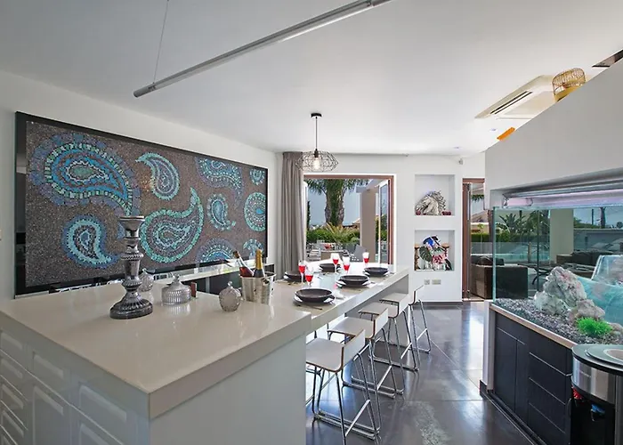 Sunshine, Stylish 4bdr With Pool, Close To Fig Tree Vila