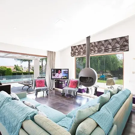 Villa Sunshine, Stylish 4bdr With Pool, Close To Fig Tree Bay Protaras