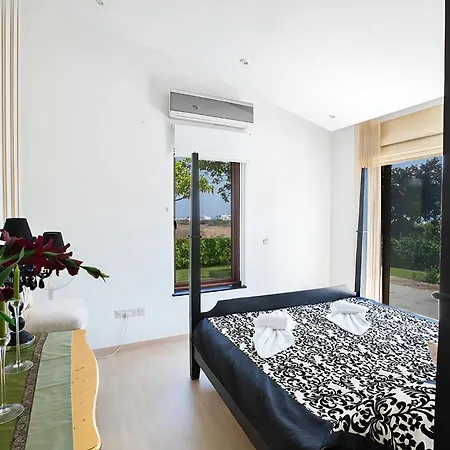 Sunshine, Stylish 4bdr With Pool, Close To Fig Tree Bay Protaras