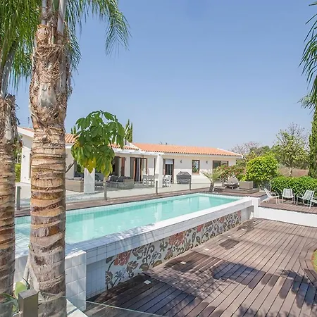 Sunshine, Stylish 4bdr With Pool, Close To Fig Tree فيلة