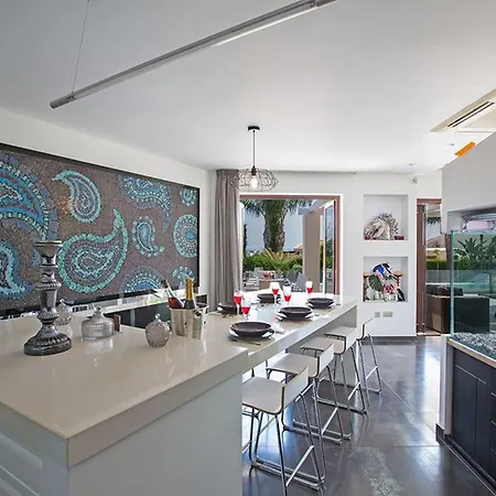 Sunshine, Stylish 4bdr With Pool, Close To Fig Tree فيلة