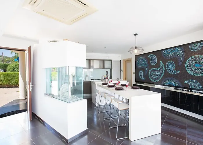 Sunshine, Stylish 4bdr With Pool, Close To Fig Tree