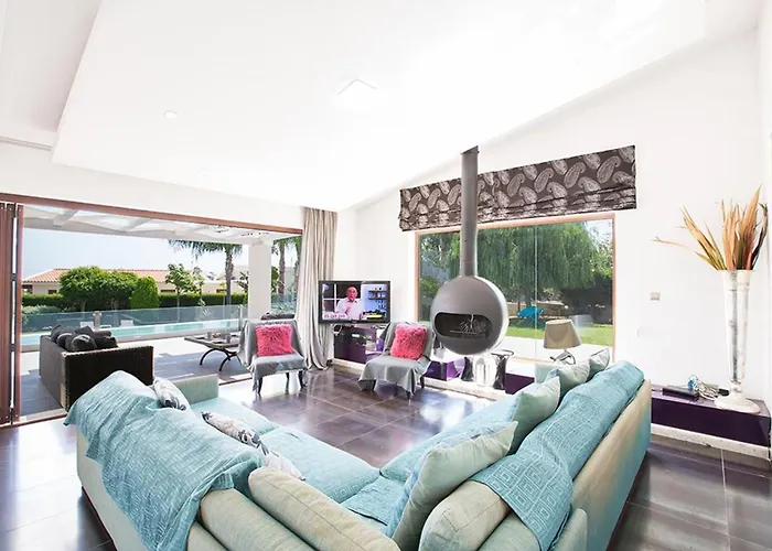 Sunshine, Stylish 4bdr With Pool, Close To Fig Tree Protaras