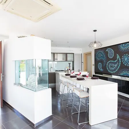 Sunshine, Stylish 4bdr With Pool, Close To Fig Tree Bay